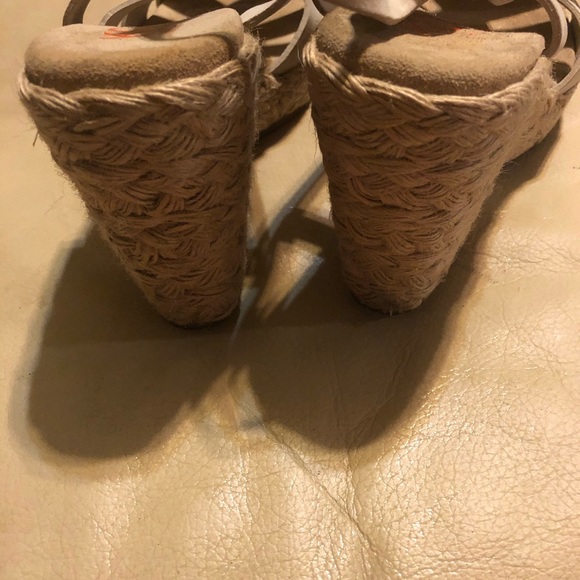 Micheal Kors cream color leather wedge sandals - Picture 5 of 8